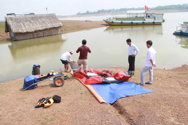 Du ngoạn trên biển bằng xuồng phao bơm hơi.