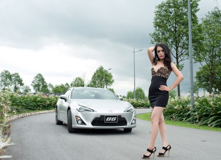 Người mẫu Khánh Huyền - Venus MB nóng bỏng bên Toyota 86