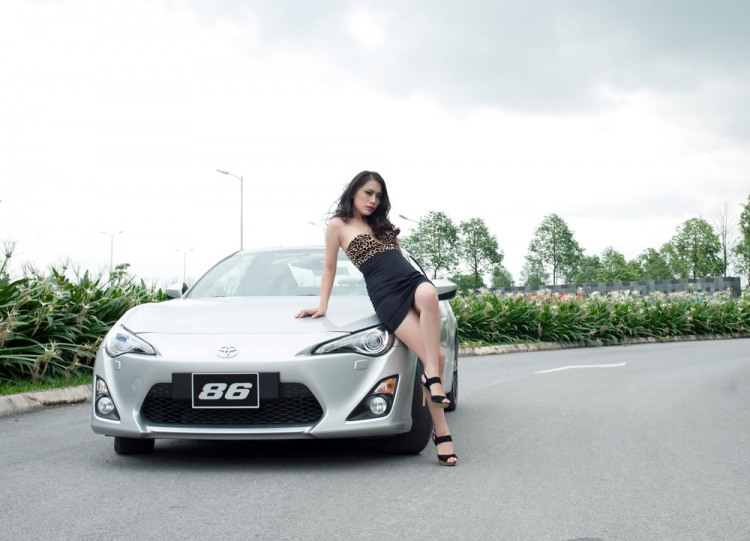 Người mẫu Khánh Huyền - Venus MB nóng bỏng bên Toyota 86