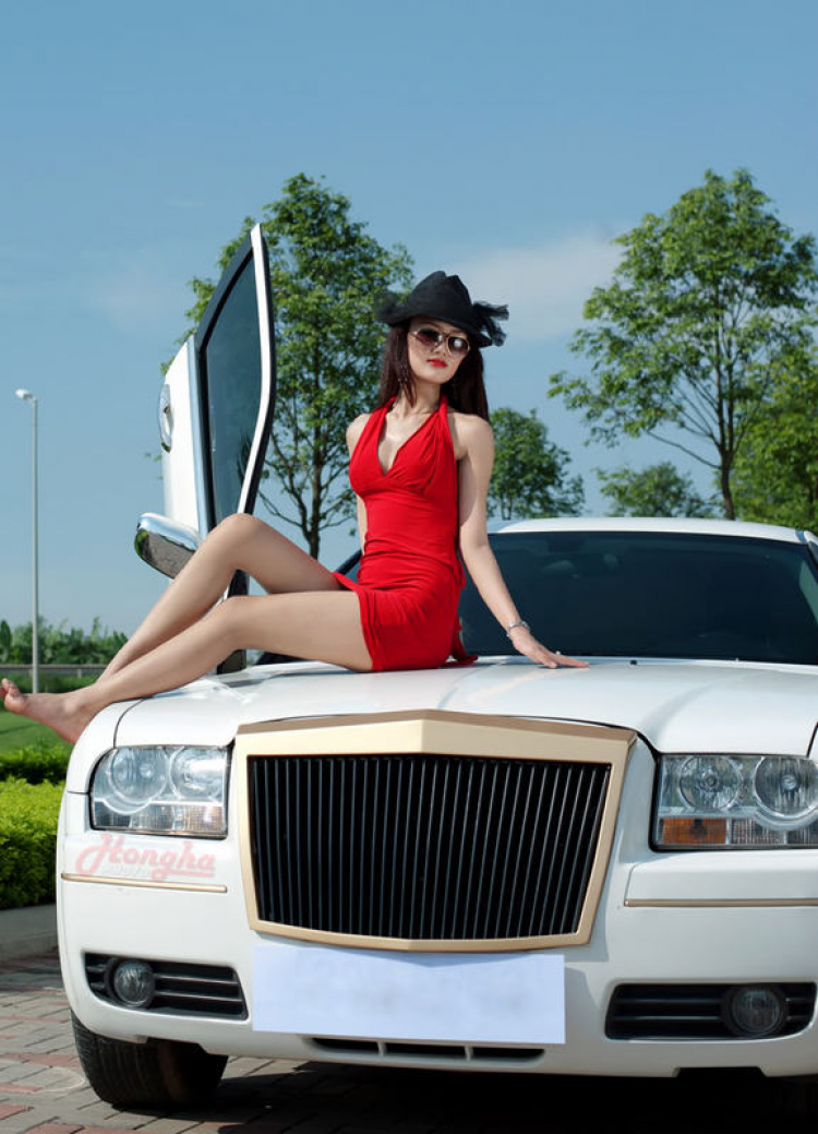 Chrysler 300CL.L với người mẫu Venus: Huyền My nhẹ nhàng - Thùy Lâm nóng bỏng 1 chiều HN