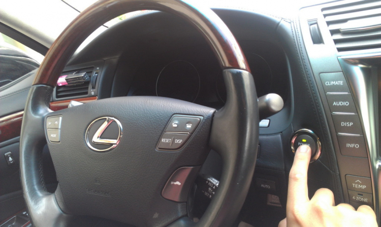Khám phá thử tính năng chiếc Lexus LS600hL của 1 đại gia BĐS Hà Thành Khám phá thử tính năng chiếc Lexus LS600hL của 1 đại gia BĐS Hà Thành