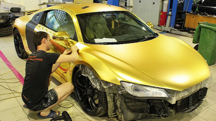 Xem quá trình “bọc vàng” cho Audi R8