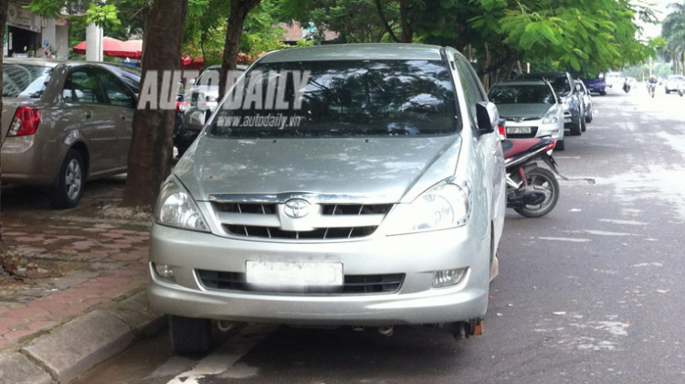 Toyota Innova bị trộm “chôm” bánh giữa thủ đô