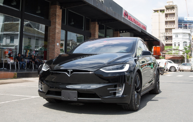 Tesla Model X thử sức kéo với Toyota Land Cruiser