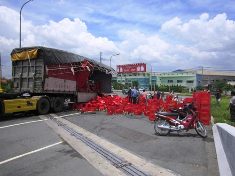 Cầu vượt 'tắm' bia vì hàng trăm thùng hàng rơi xuống đường