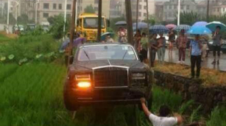 Xe siêu sang Rolls-Royce Phantom “chổng vó” tại Trung Quốc