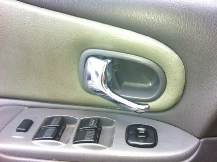 Xin giúp: tay mở cửa Ford Laser 2001 Xin giúp: tay mở cửa Ford Laser 2001