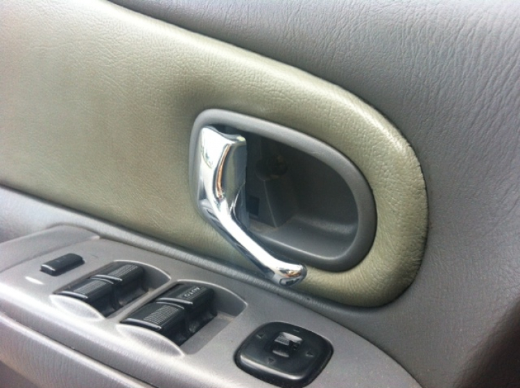 Xin giúp: tay mở cửa Ford Laser 2001 Xin giúp: tay mở cửa Ford Laser 2001