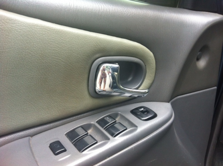 Xin giúp: tay mở cửa Ford Laser 2001 Xin giúp: tay mở cửa Ford Laser 2001