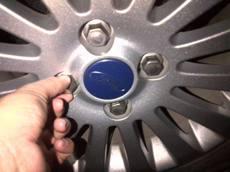 Xin tư vấn tháo lắp bánh xe - châm các loại nước - gắn thêm cả biến lùi - Fiesta 4 Cửa