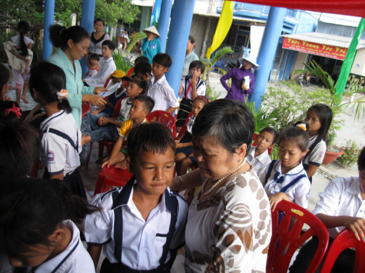 Tiến về Năm Căn vì các em thân yêu.