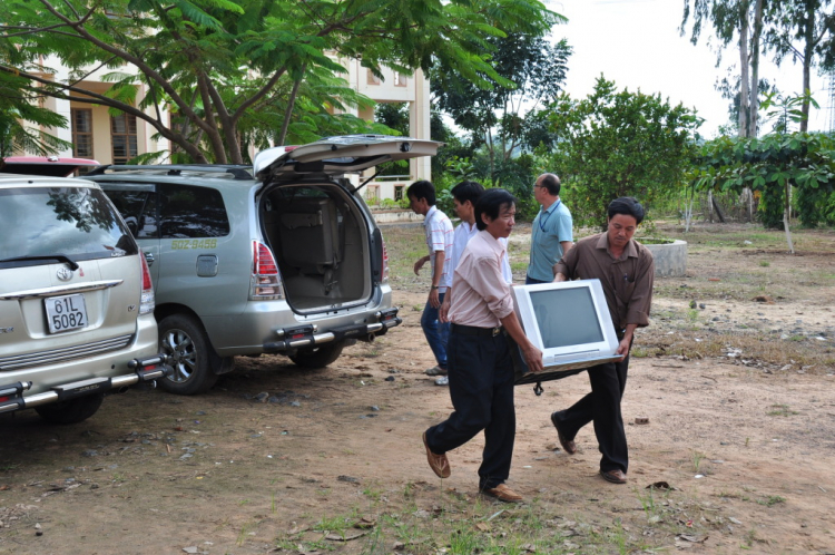 Về chiến khu thăm các em