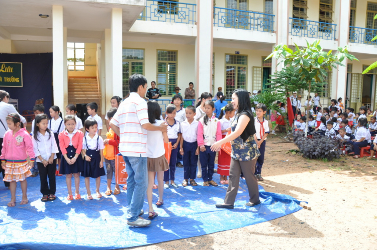 Về chiến khu thăm các em