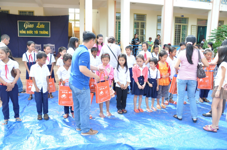 Về chiến khu thăm các em