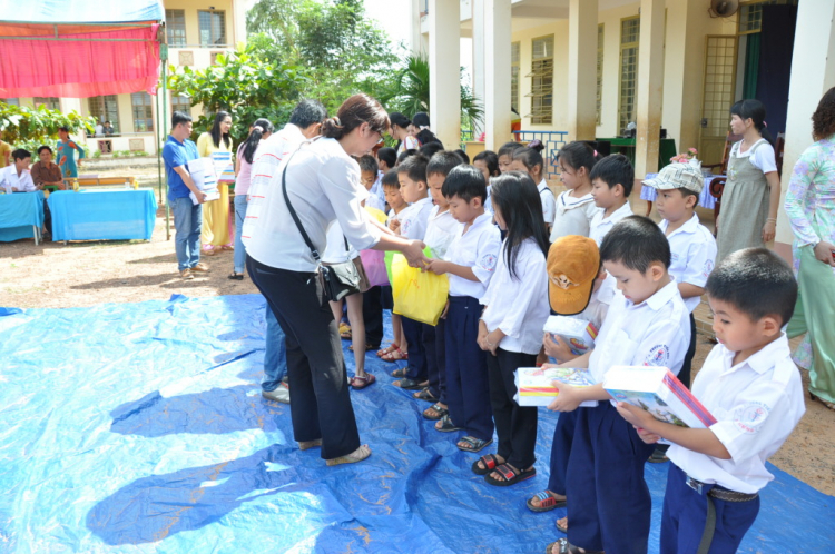 Về chiến khu thăm các em