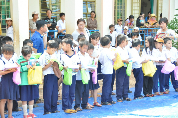 Về chiến khu thăm các em