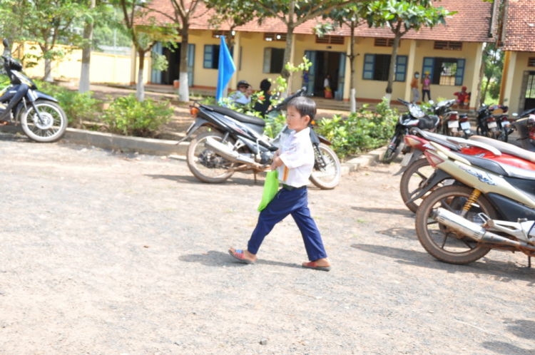 Về chiến khu thăm các em