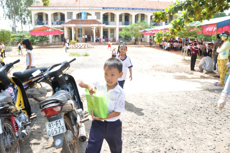 Về chiến khu thăm các em