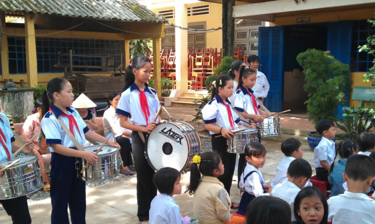 Hình ảnh tặng tập vở cho các em Trường Tiểu học Bình Khương-Chợ Gạo-Tiền Giang