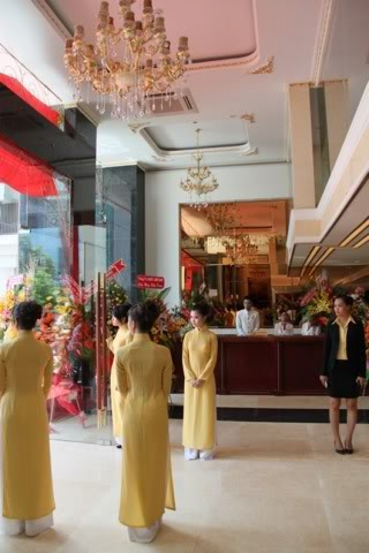 Chúc mừng bác Ricky_do khai trương GOLDEN CROWN HOTEL