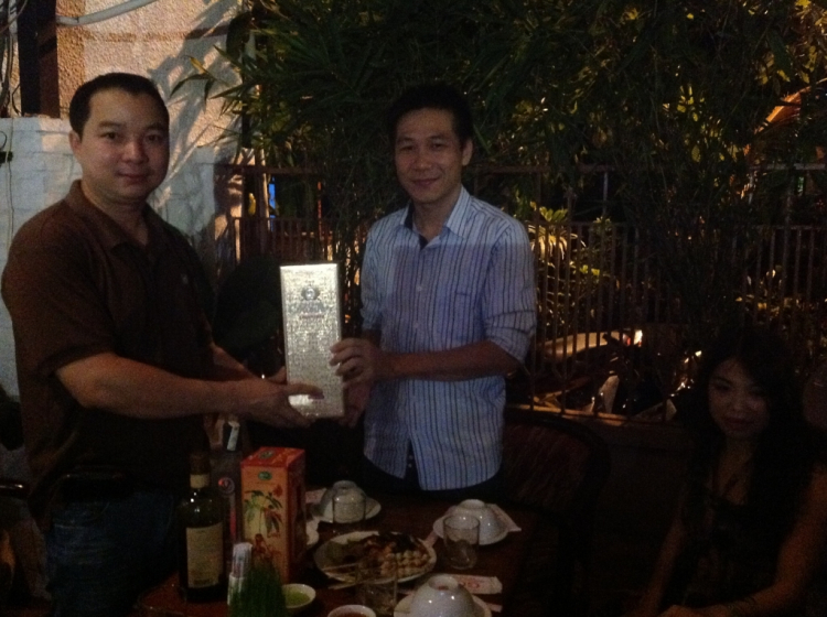 Đấu giá chai rượu Vodka từ Moscow để góp quỹ xây dựng trường học ở Phú Thọ! Đấu giá chai rượu Vodka từ Moscow để góp quỹ xây dựng trường học ở Phú Thọ!