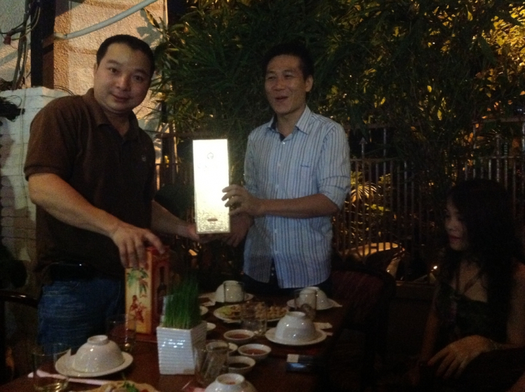 Đấu giá chai rượu Vodka từ Moscow để góp quỹ xây dựng trường học ở Phú Thọ! Đấu giá chai rượu Vodka từ Moscow để góp quỹ xây dựng trường học ở Phú Thọ!