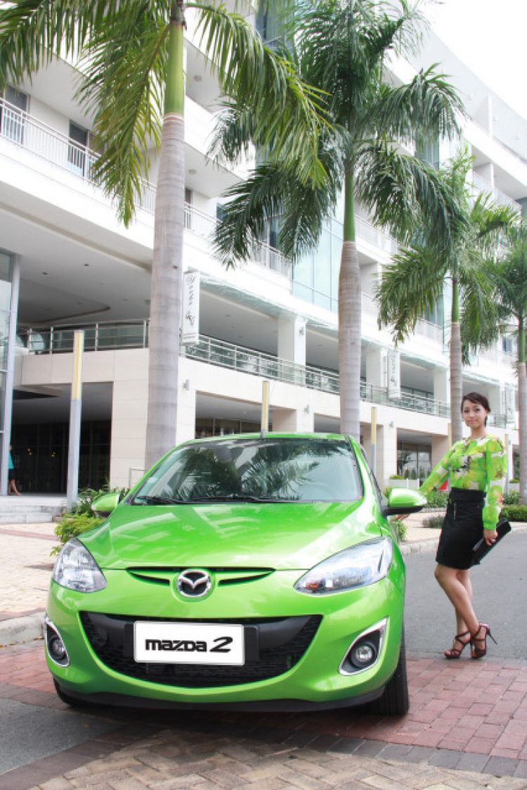 Cuối tuần lái  Mazda 2 dạo phố với hoa khôi Thể thao tài năng Vũ Thùy Linh