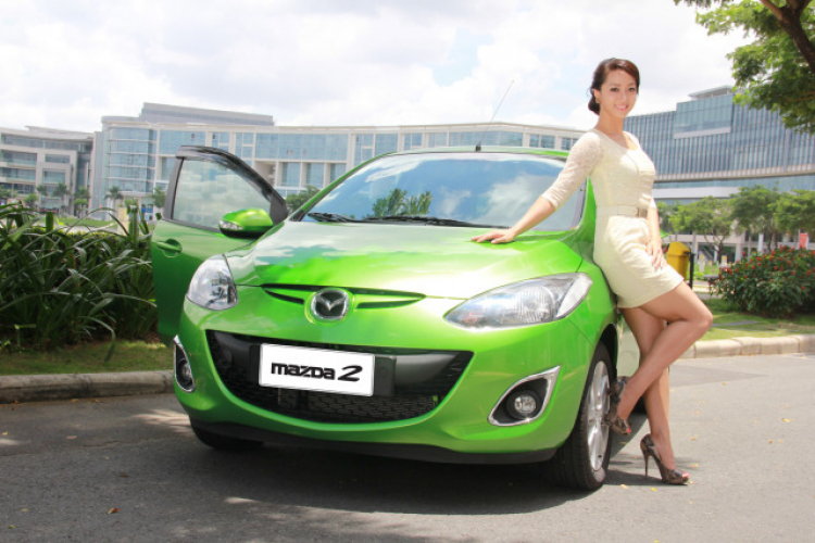 Cuối tuần lái  Mazda 2 dạo phố với hoa khôi Thể thao tài năng Vũ Thùy Linh