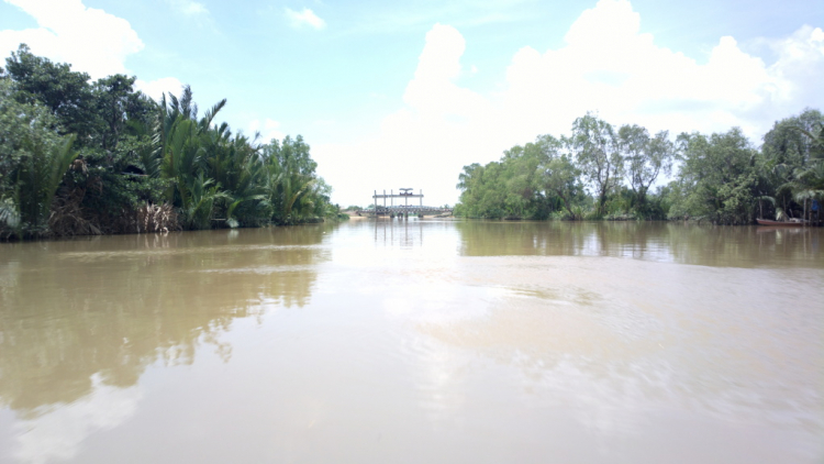 Du ngoạn trên biển bằng xuồng phao bơm hơi.