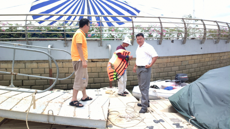 Du ngoạn trên biển bằng xuồng phao bơm hơi. Du ngoạn trên biển bằng xuồng phao bơm hơi.