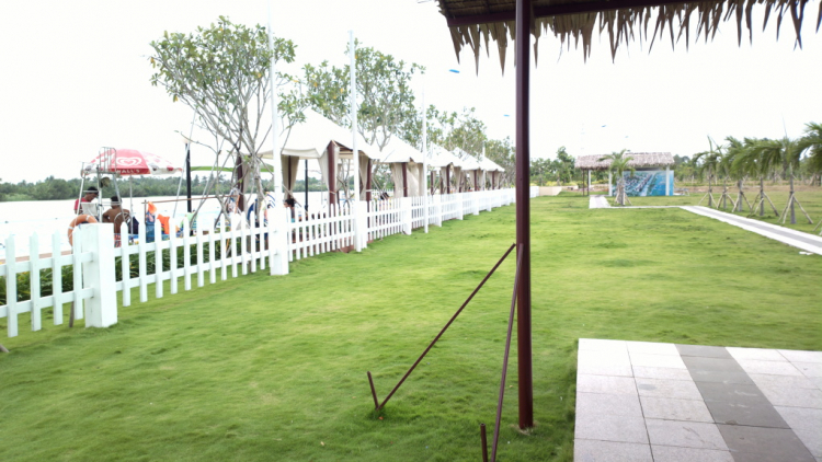 Du ngoạn trên biển bằng xuồng phao bơm hơi. Du ngoạn trên biển bằng xuồng phao bơm hơi.