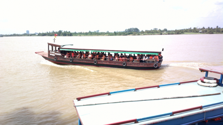 Du ngoạn trên biển bằng xuồng phao bơm hơi.