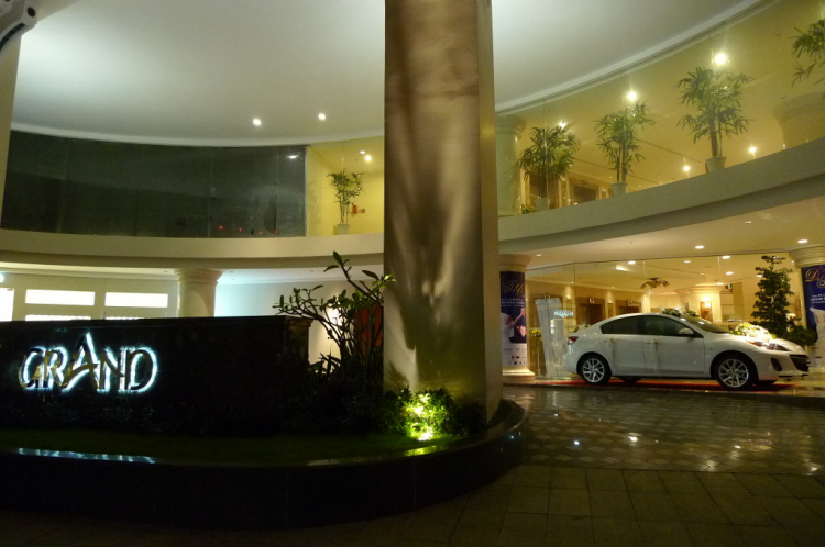 Em Mazda 3 làm xe hoa ngay Grand Hotel!