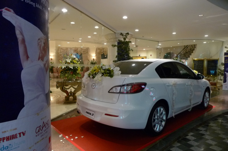 Em Mazda 3 làm xe hoa ngay Grand Hotel!