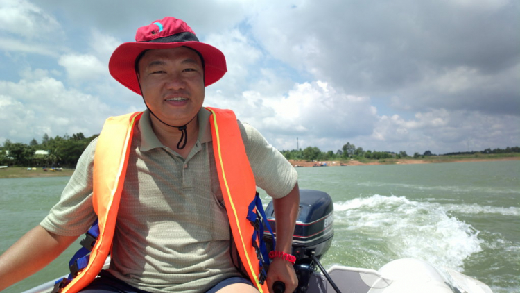 Du ngoạn trên biển bằng xuồng phao bơm hơi. Du ngoạn trên biển bằng xuồng phao bơm hơi.