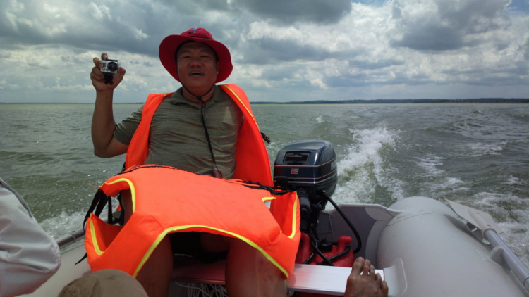 Du ngoạn trên biển bằng xuồng phao bơm hơi. Du ngoạn trên biển bằng xuồng phao bơm hơi.