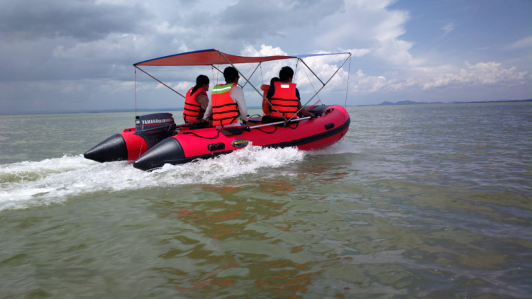 Du ngoạn trên biển bằng xuồng phao bơm hơi. Du ngoạn trên biển bằng xuồng phao bơm hơi.