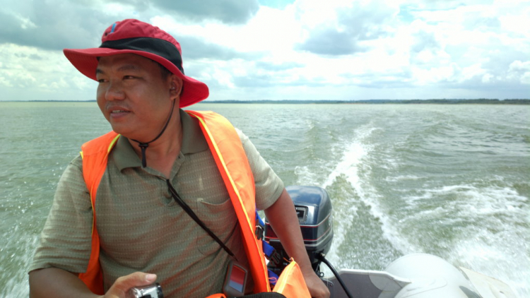 Du ngoạn trên biển bằng xuồng phao bơm hơi. Du ngoạn trên biển bằng xuồng phao bơm hơi.