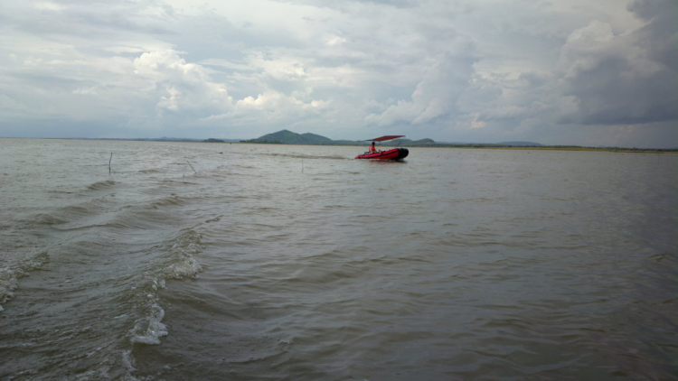 Du ngoạn trên biển bằng xuồng phao bơm hơi.