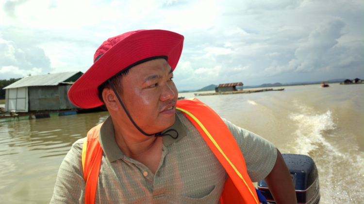 Du ngoạn trên biển bằng xuồng phao bơm hơi. Du ngoạn trên biển bằng xuồng phao bơm hơi.