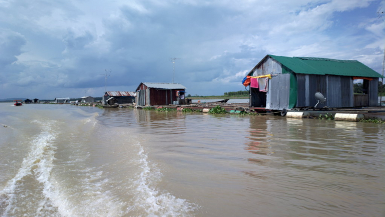 Du ngoạn trên biển bằng xuồng phao bơm hơi.