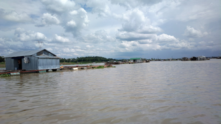 Du ngoạn trên biển bằng xuồng phao bơm hơi. Du ngoạn trên biển bằng xuồng phao bơm hơi.