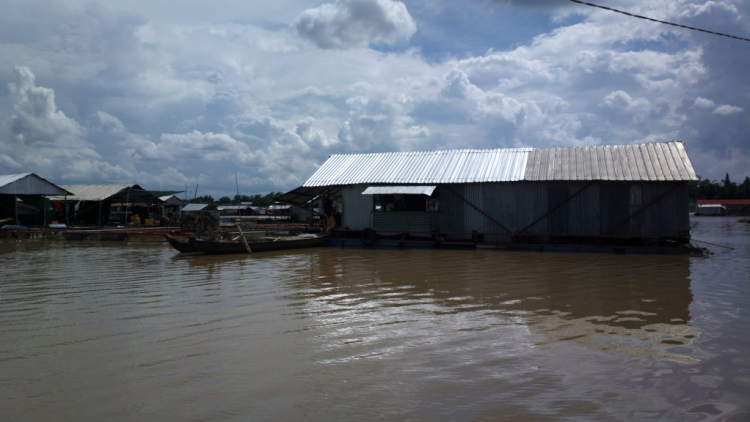 Du ngoạn trên biển bằng xuồng phao bơm hơi.