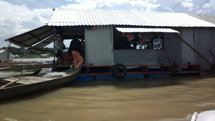 Du ngoạn trên biển bằng xuồng phao bơm hơi.