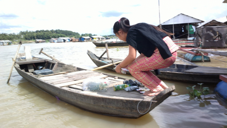 Du ngoạn trên biển bằng xuồng phao bơm hơi.