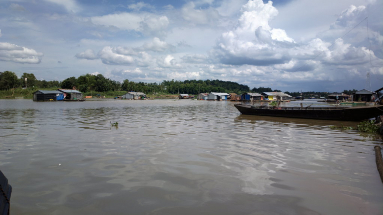 Du ngoạn trên biển bằng xuồng phao bơm hơi. Du ngoạn trên biển bằng xuồng phao bơm hơi.