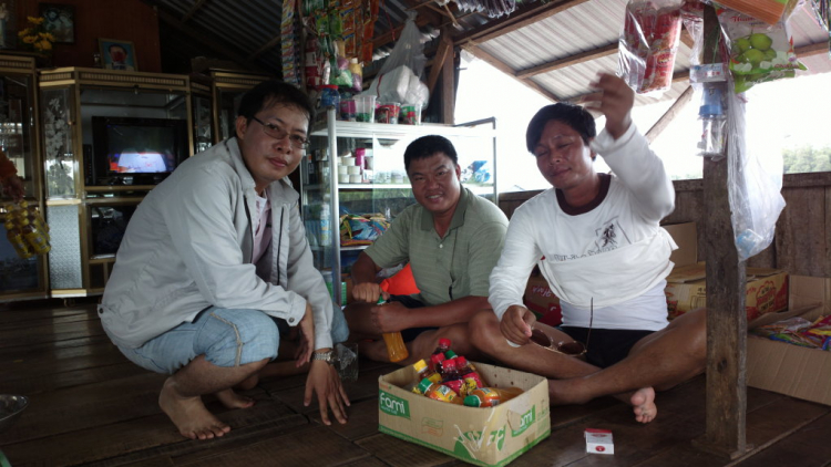 Du ngoạn trên biển bằng xuồng phao bơm hơi. Du ngoạn trên biển bằng xuồng phao bơm hơi.