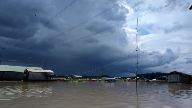 Du ngoạn trên biển bằng xuồng phao bơm hơi.