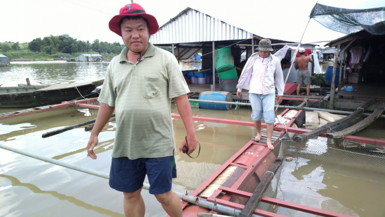 Du ngoạn trên biển bằng xuồng phao bơm hơi.