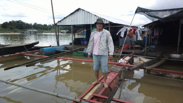 Du ngoạn trên biển bằng xuồng phao bơm hơi.